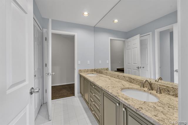 Builiding view forty five for 7061 Trailway, West Bloomfield, MI. 48322