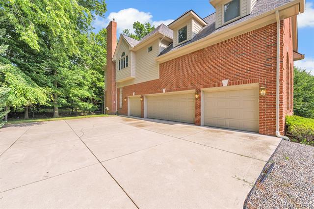 Builiding view seventy one for 7061 Trailway, West Bloomfield, MI. 48322