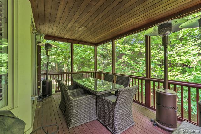 Builiding view seventy six for 7061 Trailway, West Bloomfield, MI. 48322