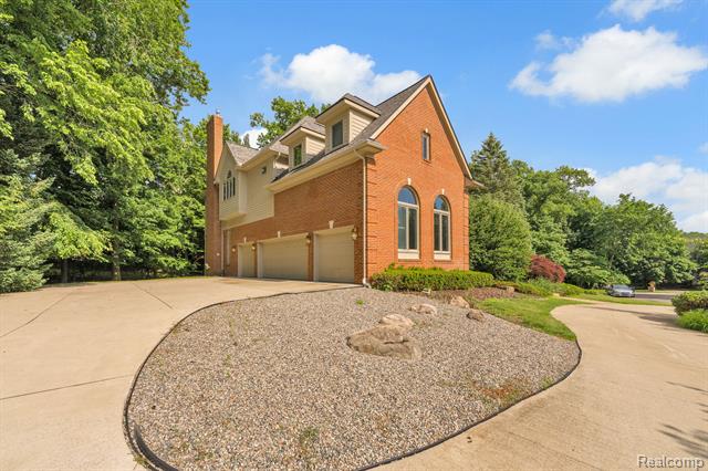 Builiding view seventy for 7061 Trailway, West Bloomfield, MI. 48322