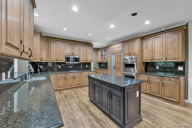 Builiding view twenty eight for 7061 Trailway, West Bloomfield, MI. 48322