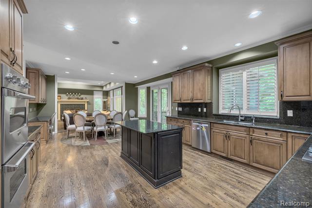 Builiding view twenty four for 7061 Trailway, West Bloomfield, MI. 48322
