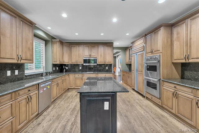 Builiding view twenty seven for 7061 Trailway, West Bloomfield, MI. 48322