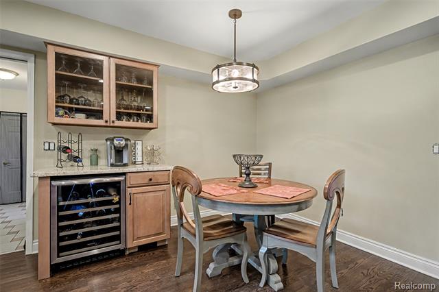 Builiding view eleven for 6940 Wing Lake, Bloomfield Hills, MI. 48301