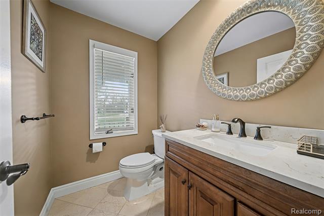 Builiding view fifteen for 6940 Wing Lake, Bloomfield Hills, MI. 48301