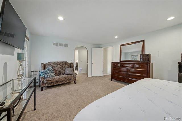 Builiding view nineteen for 6940 Wing Lake, Bloomfield Hills, MI. 48301