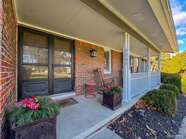 Builiding view one for 6940 Wing Lake, Bloomfield Hills, MI. 48301