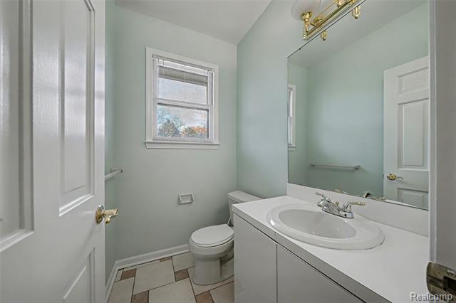 Builiding view seventeen for 6940 Wing Lake, Bloomfield Hills, MI. 48301