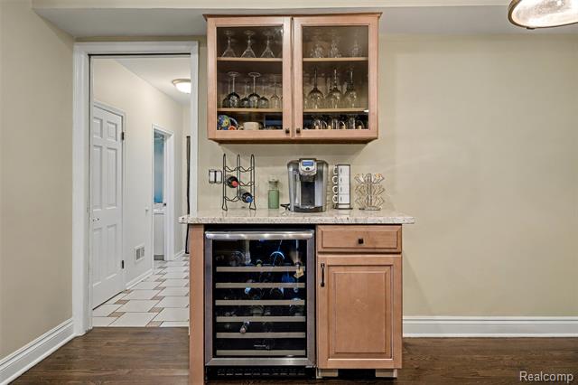 Builiding view ten for 6940 Wing Lake, Bloomfield Hills, MI. 48301