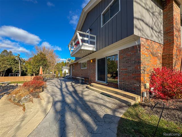 Builiding view thirty four for 6940 Wing Lake, Bloomfield Hills, MI. 48301