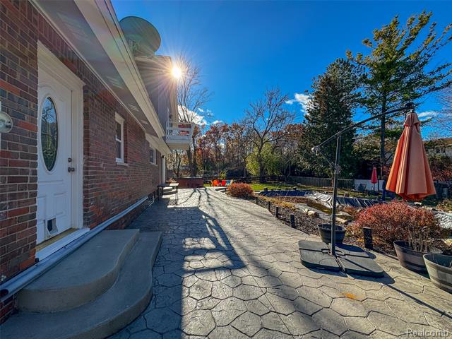 Builiding view thirty one for 6940 Wing Lake, Bloomfield Hills, MI. 48301