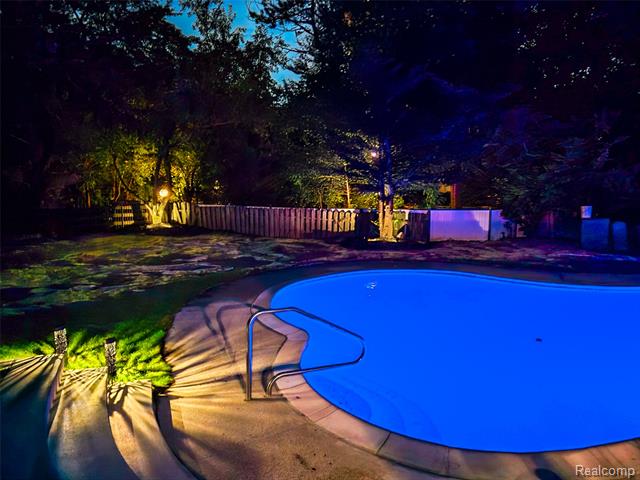 Builiding view thirty three for 6940 Wing Lake, Bloomfield Hills, MI. 48301