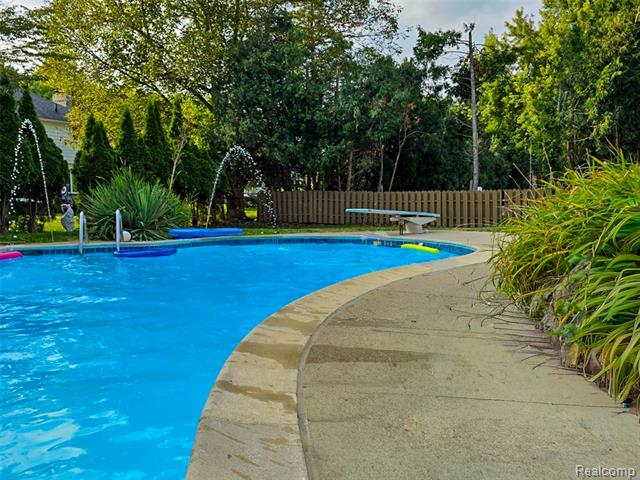 Builiding view thirty two for 6940 Wing Lake, Bloomfield Hills, MI. 48301