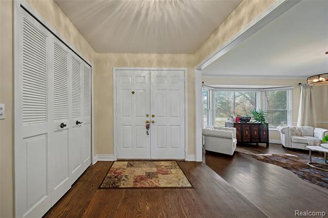 Builiding view three for 6940 Wing Lake, Bloomfield Hills, MI. 48301