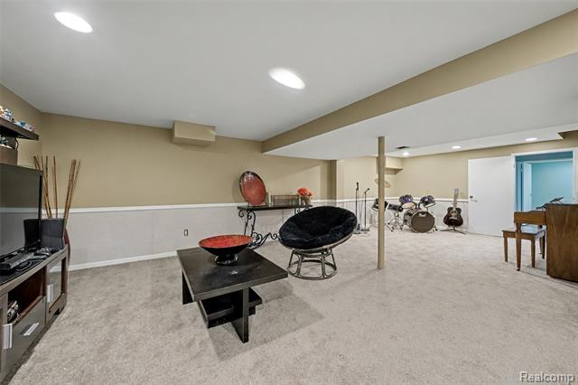 Builiding view twenty eight for 6940 Wing Lake, Bloomfield Hills, MI. 48301