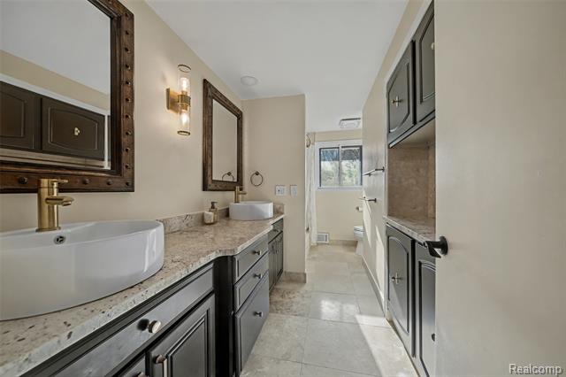 Builiding view twenty five for 6940 Wing Lake, Bloomfield Hills, MI. 48301