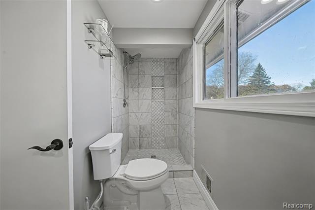 Builiding view twenty one for 6940 Wing Lake, Bloomfield Hills, MI. 48301