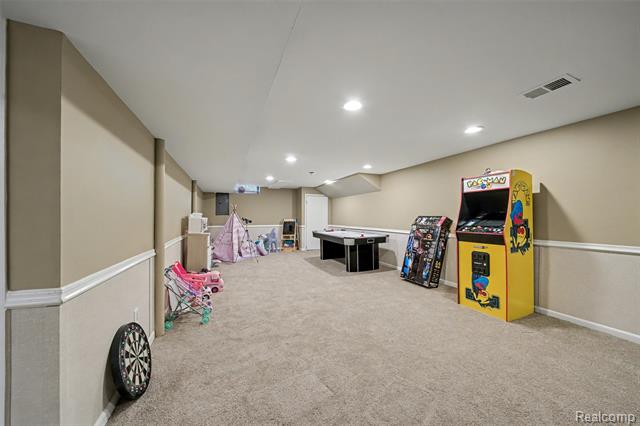 Builiding view twenty six for 6940 Wing Lake, Bloomfield Hills, MI. 48301