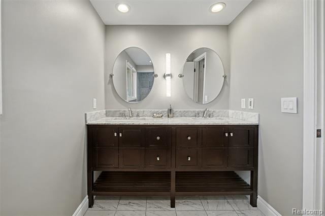 Builiding view twenty for 6940 Wing Lake, Bloomfield Hills, MI. 48301