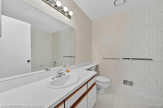 Builiding view fifteen for 6172 Westbrooke, West Bloomfield, MI. 48322