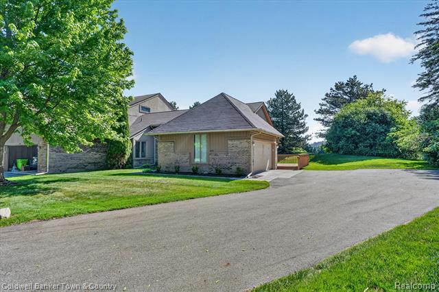 Builiding view one for 6172 Westbrooke, West Bloomfield, MI. 48322