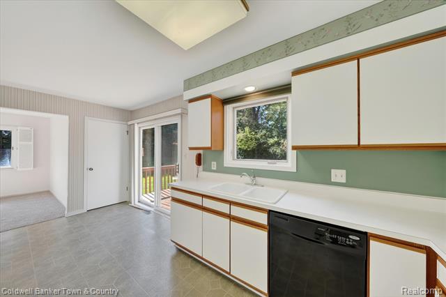 Builiding view thirty for 6172 Westbrooke, West Bloomfield, MI. 48322