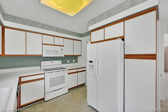 Builiding view twenty eight for 6172 Westbrooke, West Bloomfield, MI. 48322
