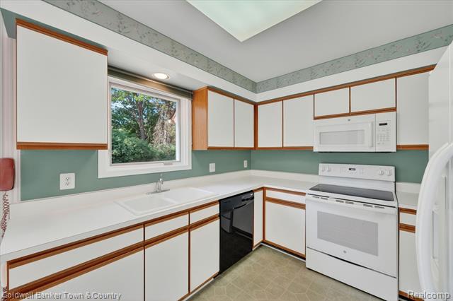 Builiding view twenty nine for 6172 Westbrooke, West Bloomfield, MI. 48322