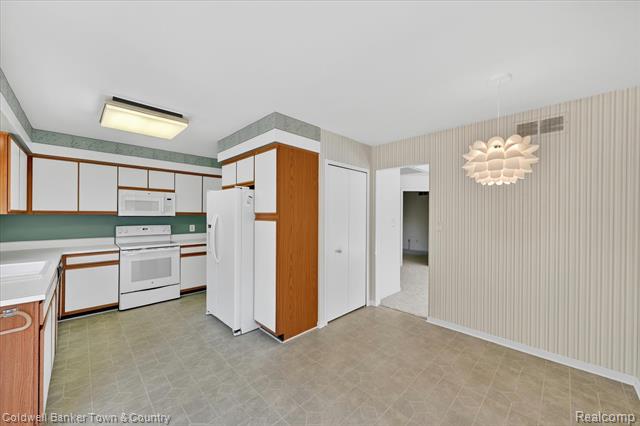 Builiding view twenty seven for 6172 Westbrooke, West Bloomfield, MI. 48322