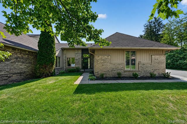 front view for 6172 Westbrooke Dr, West Bloomfield, Mi. 48322
