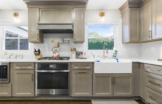 Builiding view ten for 7005 Cathedral, Bloomfield Hills, MI. 48301