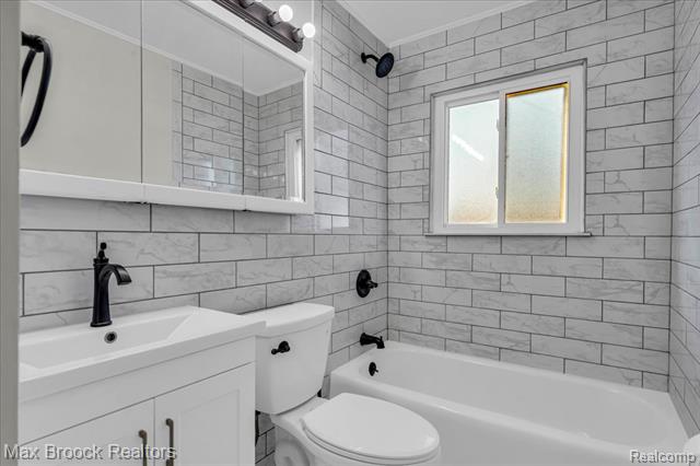 Builiding view fourteen for 199 Lyons, Troy, MI. 48083