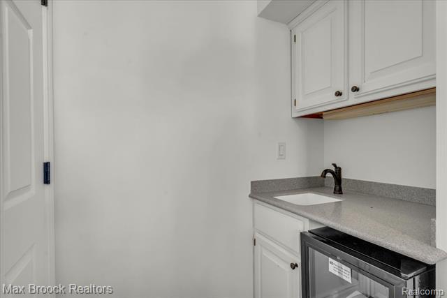 Builiding view nineteen for 199 Lyons, Troy, MI. 48083