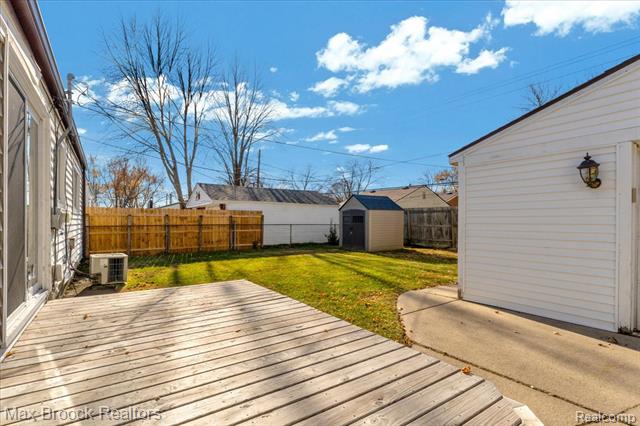 Builiding view thirty two for 199 Lyons, Troy, MI. 48083