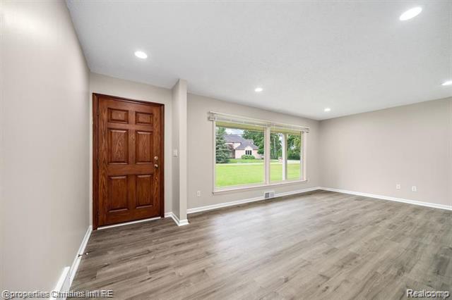 Builiding view eight for 4912 S Clunbury, West Bloomfield, MI. 48322