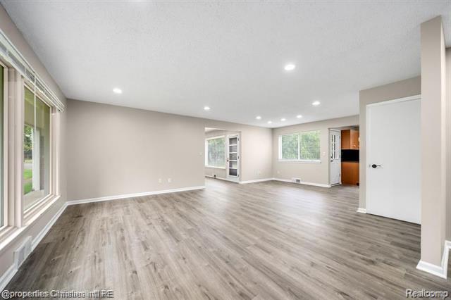 Builiding view nine for 4912 S Clunbury, West Bloomfield, MI. 48322