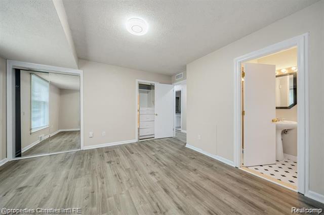 Builiding view nineteen for 4912 S Clunbury, West Bloomfield, MI. 48322