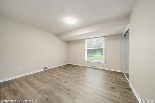 Builiding view seventeen for 4912 S Clunbury, West Bloomfield, MI. 48322