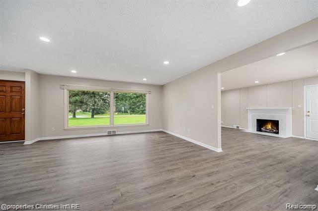 Builiding view ten for 4912 S Clunbury, West Bloomfield, MI. 48322
