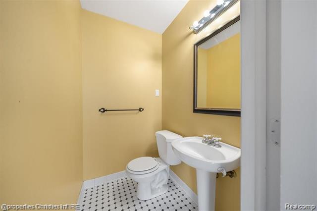 Builiding view twenty one for 4912 S Clunbury, West Bloomfield, MI. 48322