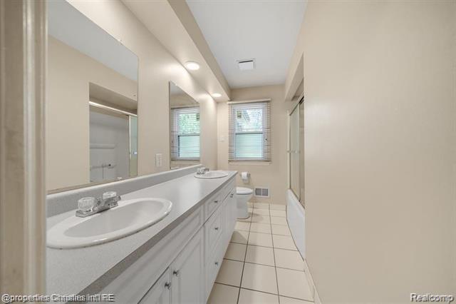 Builiding view twenty two for 4912 S Clunbury, West Bloomfield, MI. 48322