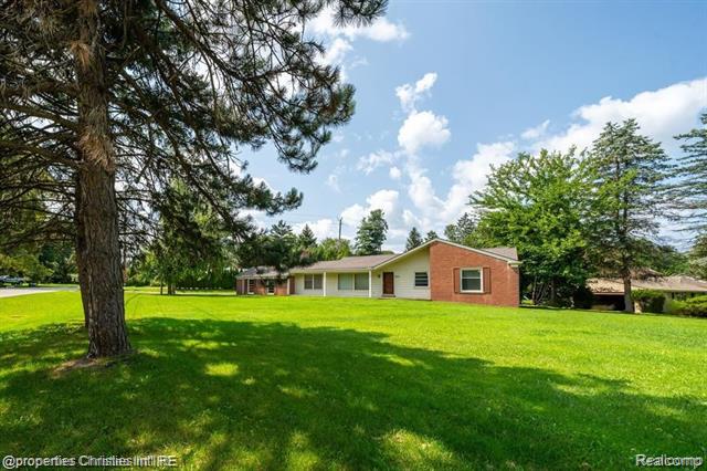 Builiding view two for 4912 S Clunbury, West Bloomfield, MI. 48322