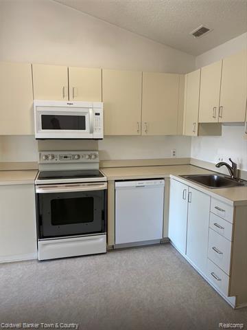 Builiding view eleven for 6689 Ridgefield, West Bloomfield, MI. 48322