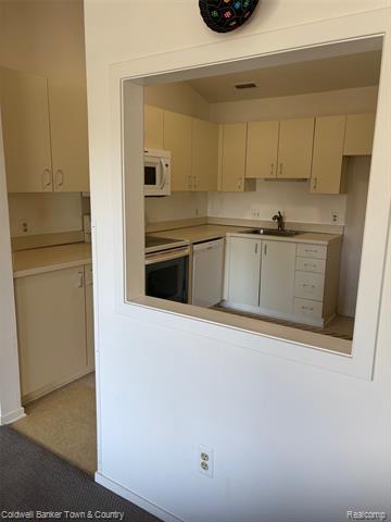 Builiding view ten for 6689 Ridgefield, West Bloomfield, MI. 48322