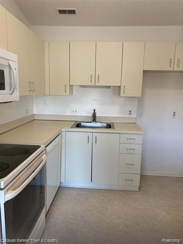 Builiding view thirteen for 6689 Ridgefield, West Bloomfield, MI. 48322