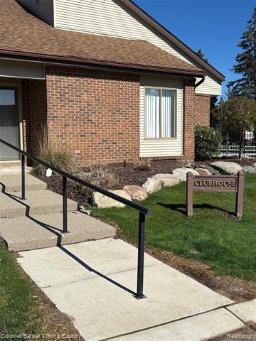 Builiding view twenty five for 6689 Ridgefield, West Bloomfield, MI. 48322
