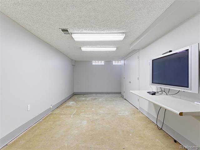Builiding view forty two for 6394 Rose, West Bloomfield, MI. 48322