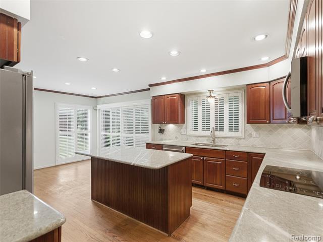 Builiding view nineteen for 6394 Rose, West Bloomfield, MI. 48322
