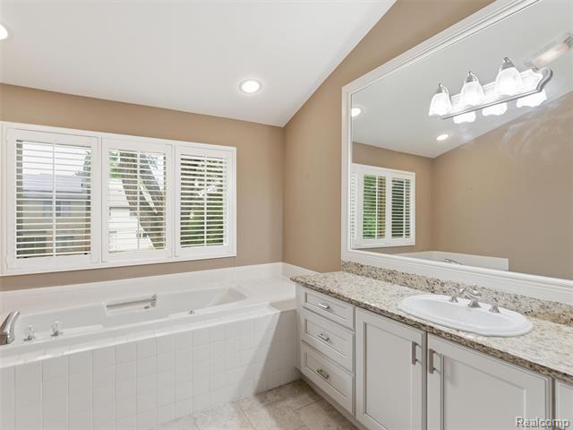 Builiding view thirty three for 6394 Rose, West Bloomfield, MI. 48322