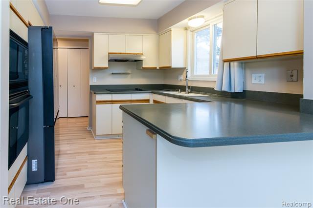 Builiding view sixteen for 4161 Breckenridge, West Bloomfield, MI. 48322